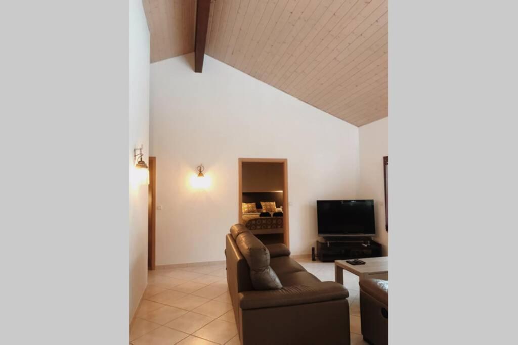 Maison Entiere Au Pied Du Plateau Du Retord 2 Chambres Sdb - Vouvray Ochiaz Exterior photo